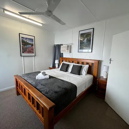 Essex Court - Beach House Motel Townsville Exterior photo