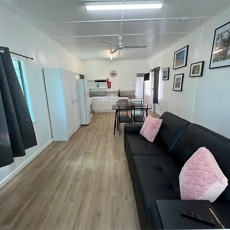 Essex Court - Beach House Motel Townsville Exterior photo