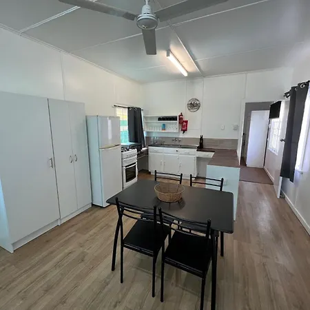 Essex Court - Beach House Motel Townsville Exterior photo