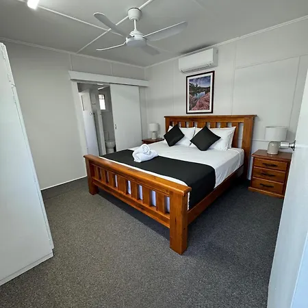 Essex Court - Beach House Motel Townsville Exterior photo